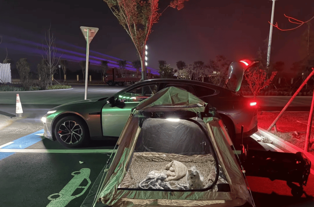 期间年轻人旅行掀起“帐篷过夜”热潮冰球突破游戏不住酒店住帐篷！国庆(图2)